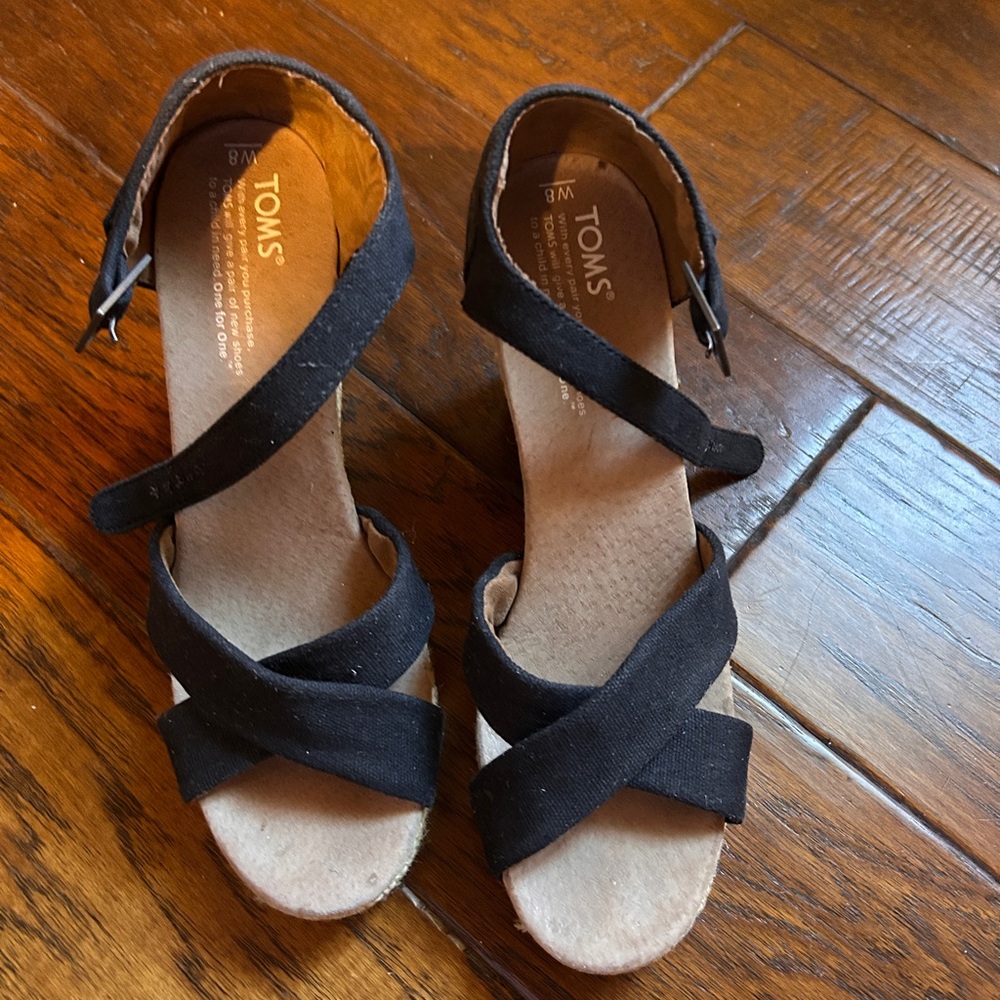 TOMS Women's Black and Tan Strappy Sandals